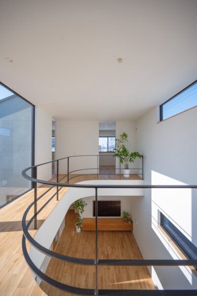 吹抜からリビング